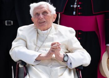 El presidente de los obispo alemanes considera que Benedicto XVI debe pedir perdón