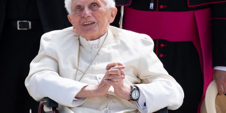 El presidente de los obispo alemanes considera que Benedicto XVI debe pedir perdón