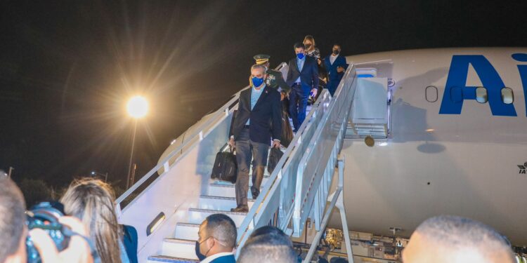 Abinader regresa al país tras exitosa participación en FITUR 2022