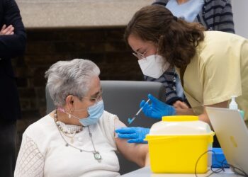 Los anticuerpos contra ómicron se incrementan 10 veces tras tercera dosis en mayores de 65 años
