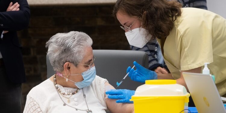 Los anticuerpos contra ómicron se incrementan 10 veces tras tercera dosis en mayores de 65 años