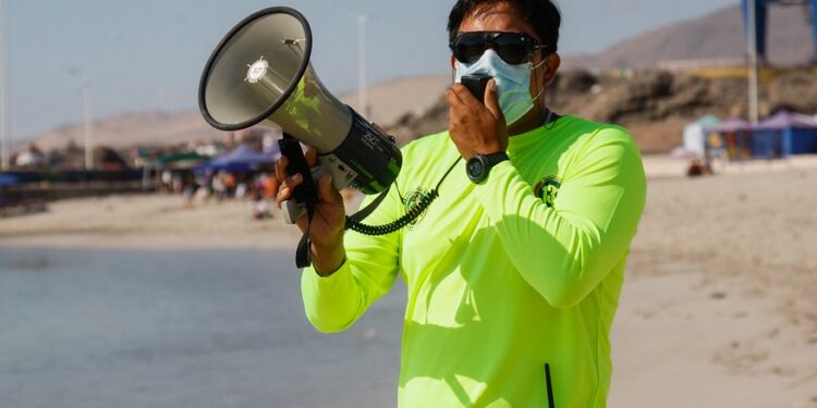 Fallecen dos en Perú por Tsunami del volcán de Tonga; Chile evacua regiones