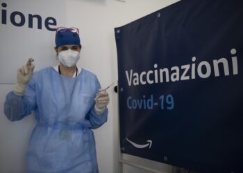 Suspenden casi 2.000 médicos de Italia por no vacunarse contra la COVID-19