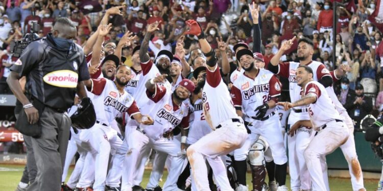 Gigantes se colocan a un triunfo  para coronarse campeones