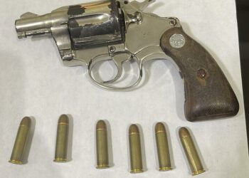 Interceptan revólver mientras trataban de sacarlo de La Victoria