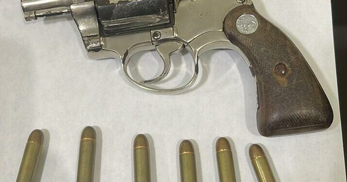 Interceptan revólver mientras trataban de sacarlo de La Victoria