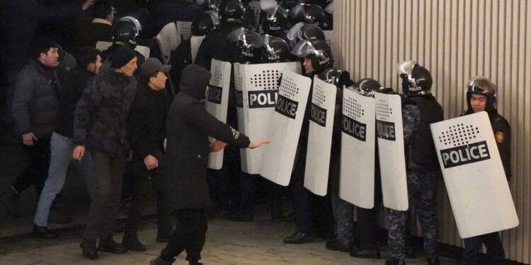 Decenas de muertos en Kazajistán en medio de protestas contra alza precios del gas