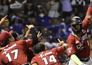 Gigantes detienen Tigres, Estrellas empatan con Águilas