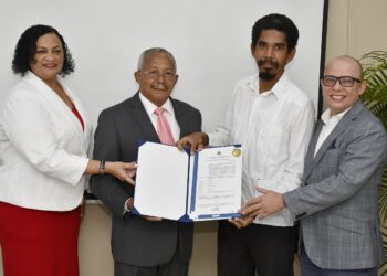 ONAPI entrega patente de baterias recargables al Intec