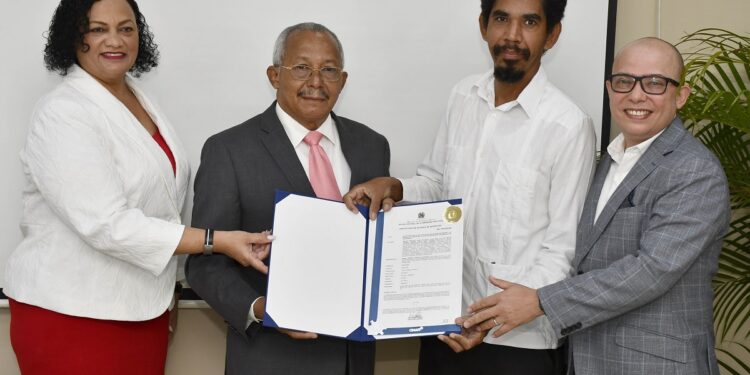 ONAPI entrega patente de baterias recargables al Intec