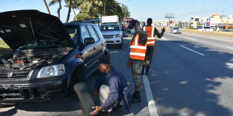 Comipol asistió a más de 16 mil conductores en carreteras durante el fin de año
