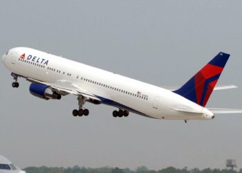 Imputan de varios delitos a pasajero de avión mostró nalgas a una auxiliar de vuelo