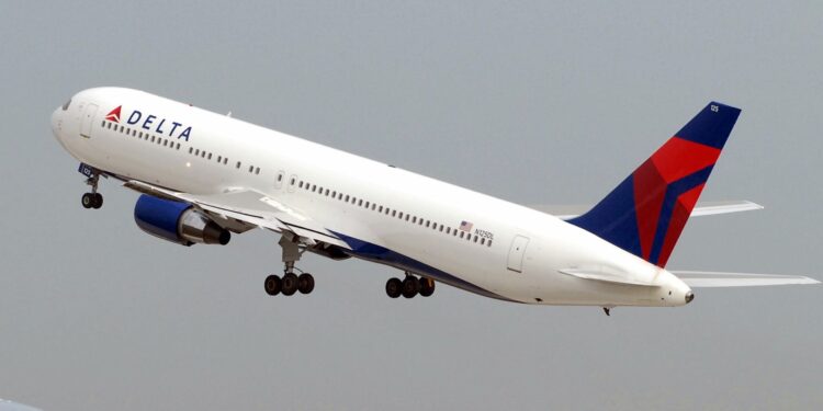 Imputan de varios delitos a pasajero de avión mostró nalgas a una auxiliar de vuelo