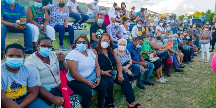 Residentes Ciudad Juan Bosch reciben Tarjetas de Bonos