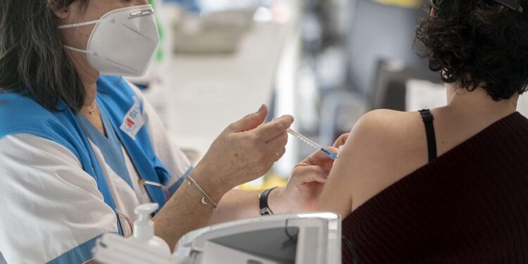 Los cambios menstruales tras vacunarse contra la Covid-19 son pequeños y de corta duración