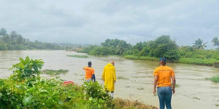 Rescatan en Moca a un hombre atrapado en su casa por las lluvias