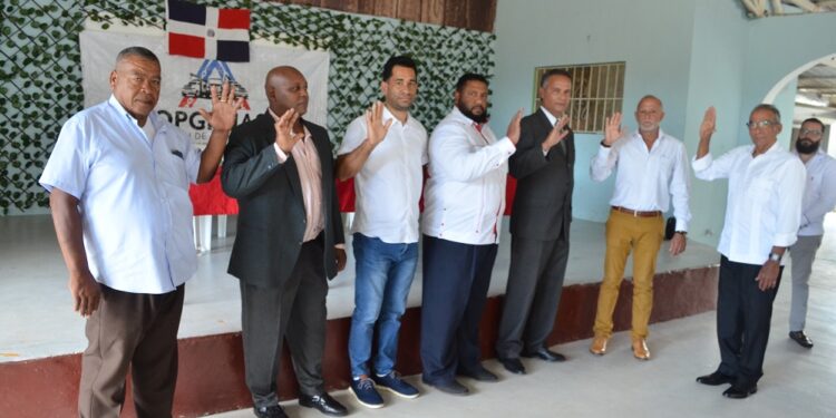 Propietarios de Grúas de la RD juramentan directiva 2022-2024