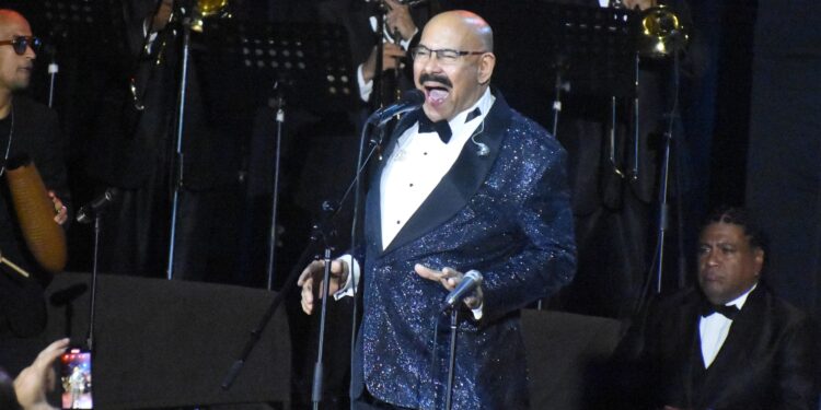 El merengue y la salsa reinaron en concierto de Los Rosario y Oscar de León