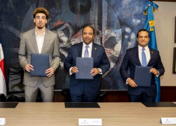 Banreservas firma acuerdo con el jugador de la NBA Chris Duarte