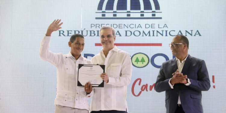 Abinader juramenta y entrega certificados de incorporación a 808 cooperativas 