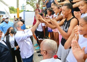 Abinader inicia construcción de Multiuso y 11 destacamentos policiales en SDE