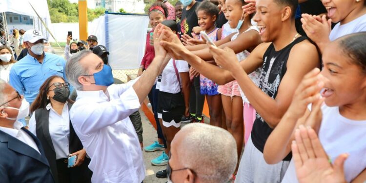 Abinader inicia construcción de Multiuso y 11 destacamentos policiales en SDE