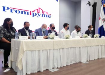Promipyme entrega RD$ 14, 375,000.00 en préstamos a buhoneros de   Avenida Duarte 