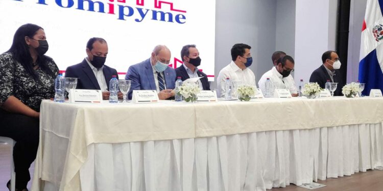 Promipyme entrega RD$ 14, 375,000.00 en préstamos a buhoneros de   Avenida Duarte 