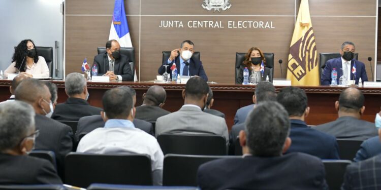 JCE presenta a partidos propuesta de reestructuración del área de Informática 