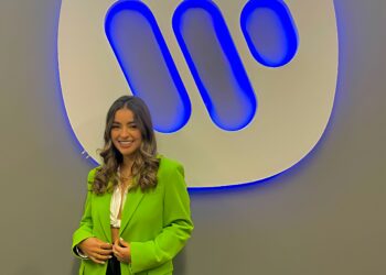 Adriana Torrón firma con Warner Music Latina