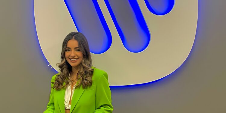 Adriana Torrón firma con Warner Music Latina