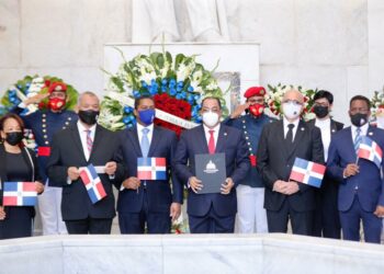 Contralor llama a renovar el compromiso de contribuir con el fortalecimiento de la patria 