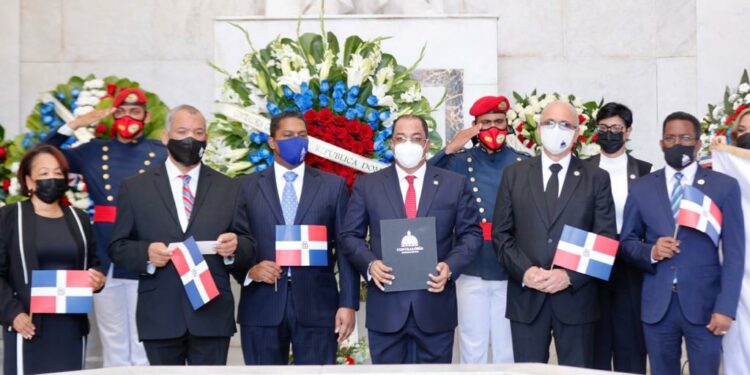 Contralor llama a renovar el compromiso de contribuir con el fortalecimiento de la patria