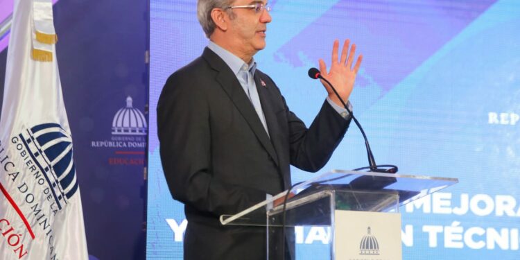 Abinader afirma la educación es el único camino al éxito, las oportunidades y el empleo