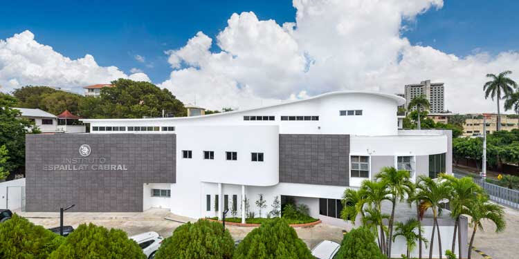 Espaillat Cabral renueva certificación internacional