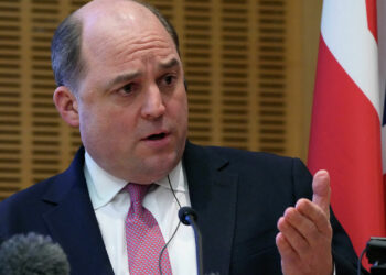 El ministro británico de Defensa dice están listos para "patear" a Putin como hicieron con Nicolás I