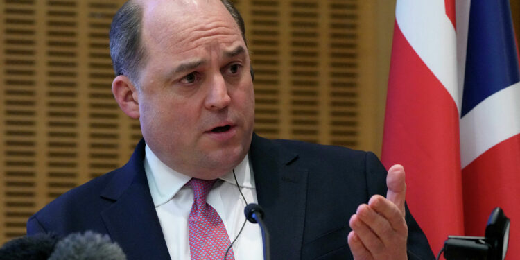 El ministro británico de Defensa dice están listos para "patear" a Putin como hicieron con Nicolás I