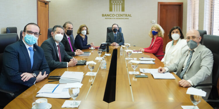 Valdez Albizu se reúne con delegación de Unión Europea