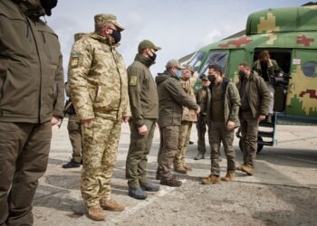 Zelenski reconoce que la noche de este viernes será "más dura" y alerta de que Rusia asaltará Kiev