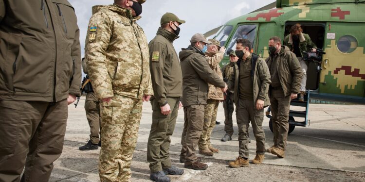 Zelenski reconoce que la noche de este viernes será "más dura" y alerta de que Rusia asaltará Kiev