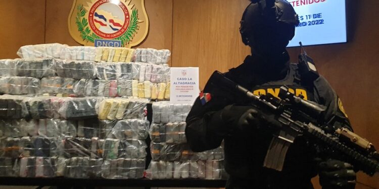 Detienen a cinco individuos al incautar 454 paquetes de presunta cocaína en La Altagracia