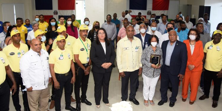 Realizan reconocimiento póstumo a Luís María Vásquez Cabrera facilitador del INFOTEP