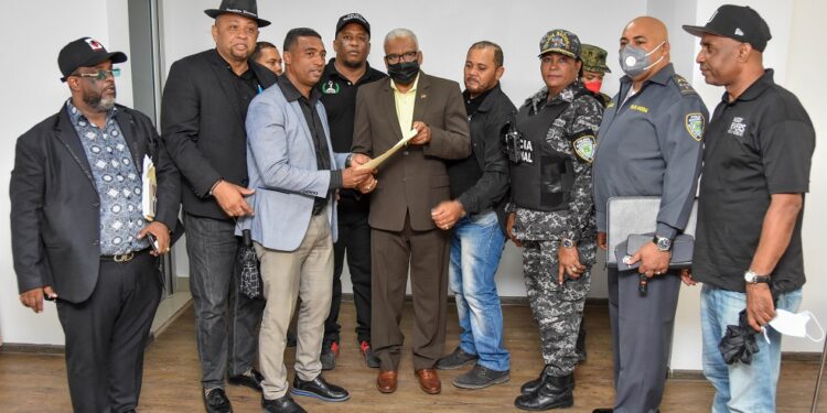 Director Pensiones promete tramitar al Presidente necesidades de reservista de FFAA y PN