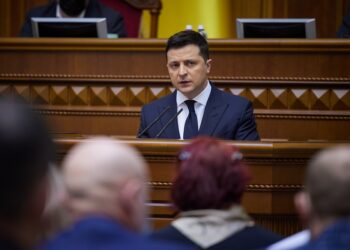 El presidente de Ucrania contrataría a 100.000 efectivos más para las Fuerzas Armadas