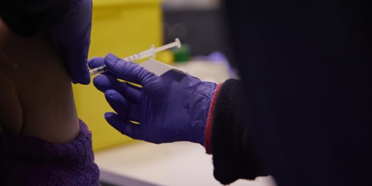 Se confirma que tres dosis de vacuna Pfizer son más efectivas que dos