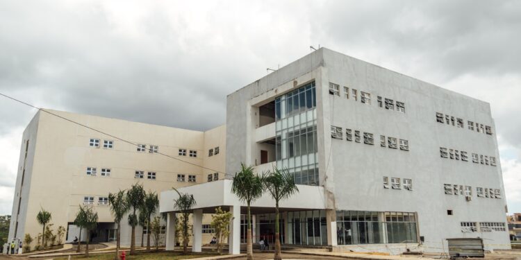 Abinader y Directivos del MIVED Supervisan Trabajos del Hospital Nelson Astacio.