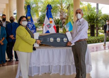 ETED hace donativo para contribuir con la seguridad de la  UASD