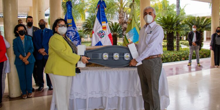 ETED hace donativo para contribuir con la seguridad de la  UASD