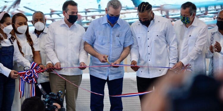 Presidente Abinader inaugura empresa de Robinson Canó en San Pedro de Macorís