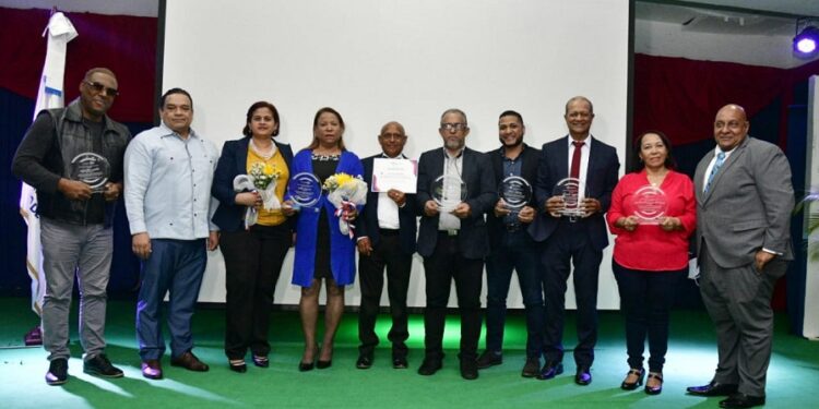 La ONDA realiza exitoso conversatorio en Bonao, donde reconoce artistas